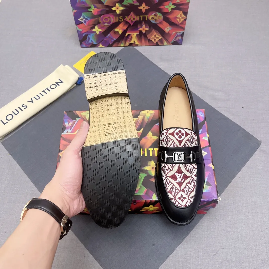 p440【LV】《Lv leather shoes are a must-have for trendy men. 👟Strong European fashion atmosphere. Generous shoe last. High-end quality. Fully imported first-layer cowhide. Sheepskin lining. Comfortable on the feet. Lightweight rubber outsole is thick and comfortable. 👍👍Its unique talent lies in its unremitting pursuit of innovation. 0️⃣0️⃣2️⃣ Code number 39 to 44 (Can be customized for 38.45) No. 0117